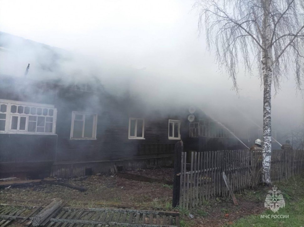 В Емецке тушат крупный пожар в жилом доме